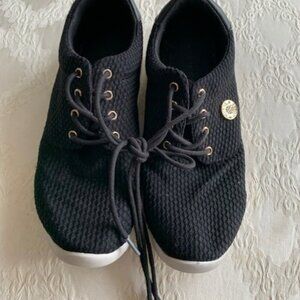 GUESS WOMENS SNEAKERS (US 7)